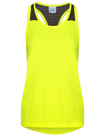 en kvinde iført en neon gul tanktop